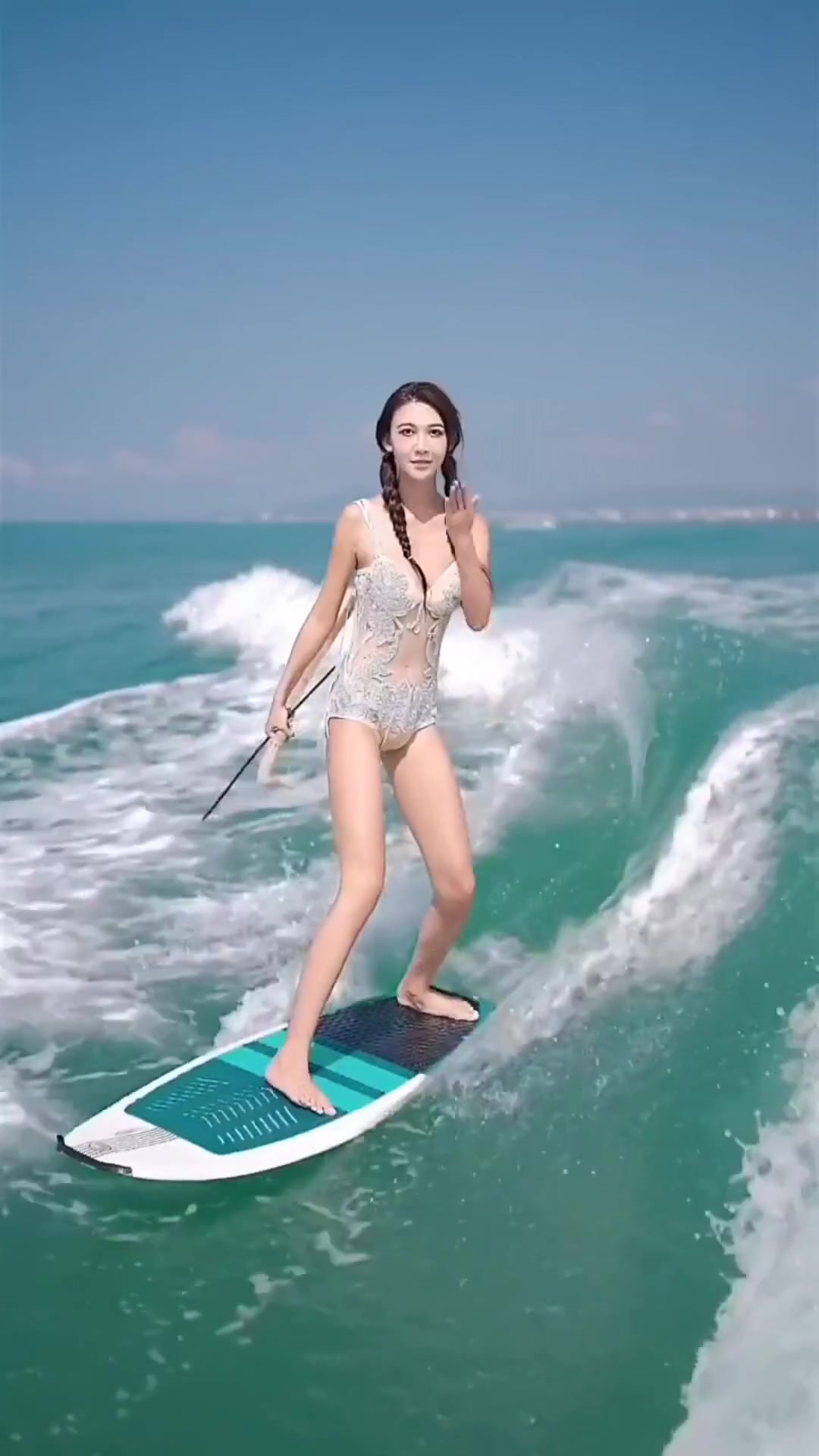 这就是传说中的美人鱼吧!这么漂亮的小姐姐,看的我直流口水!