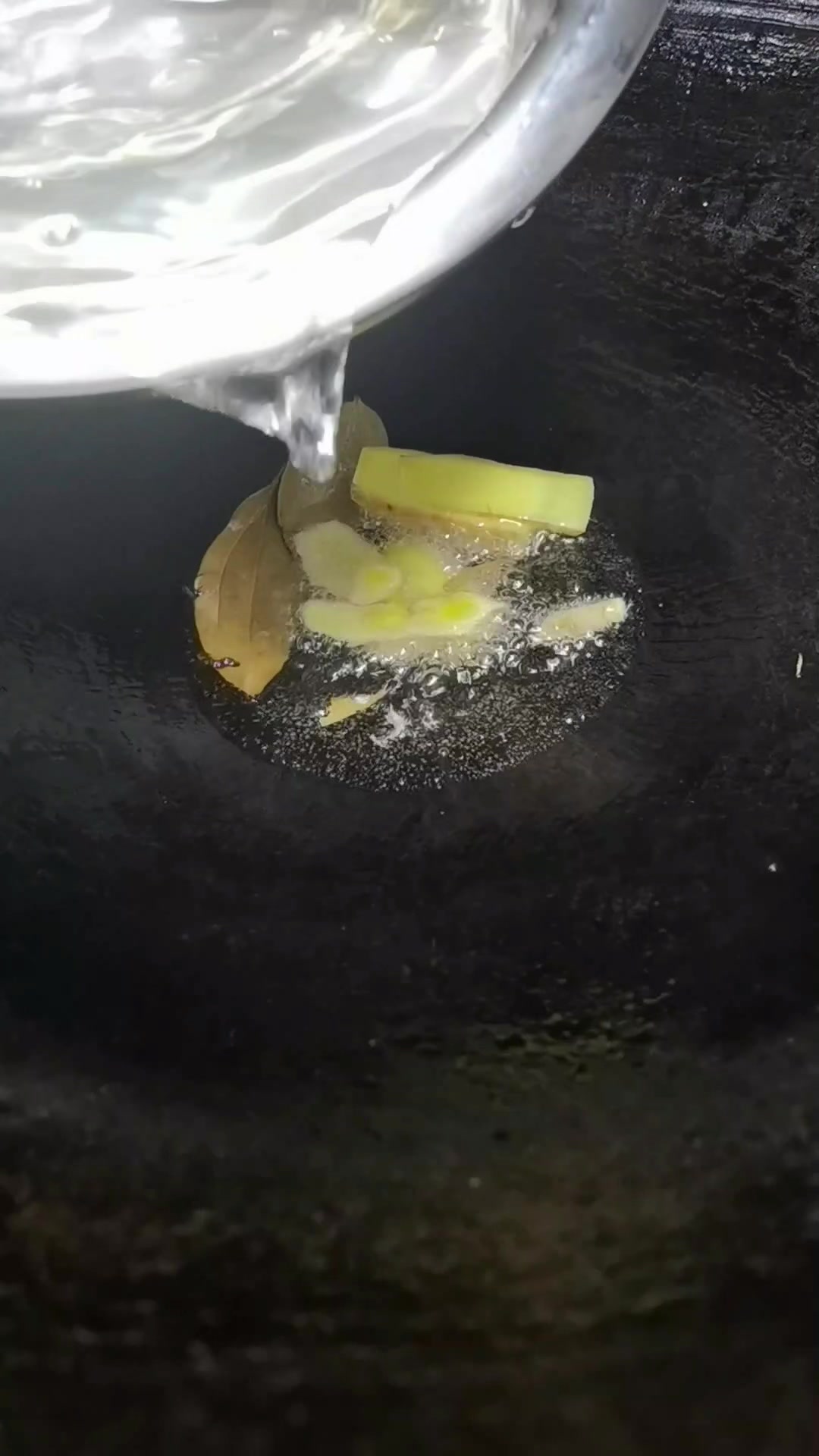 家常做法的香辣卤鸡翅,太香了!