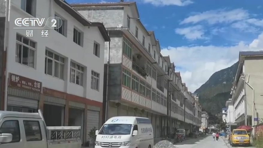 【部分地区农村取快递二次收费,有农村取快递加收15元】记者了解到,在四川甘孜州康定市等地的