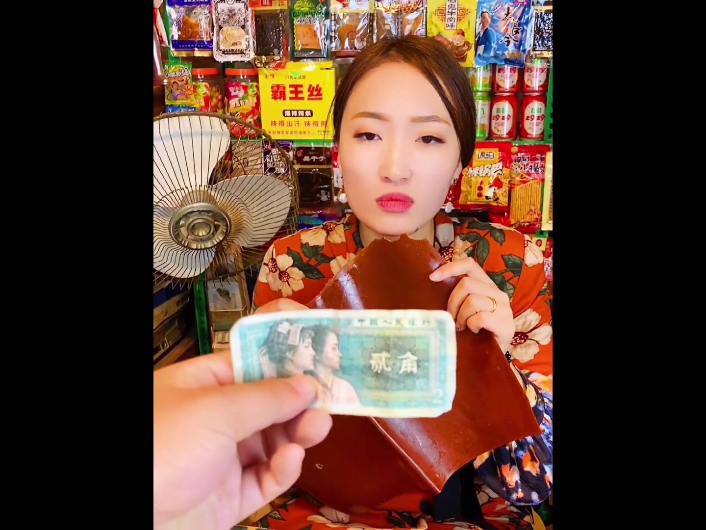 小时候的回忆,拿五毛去买包方便面,都能算是大餐了