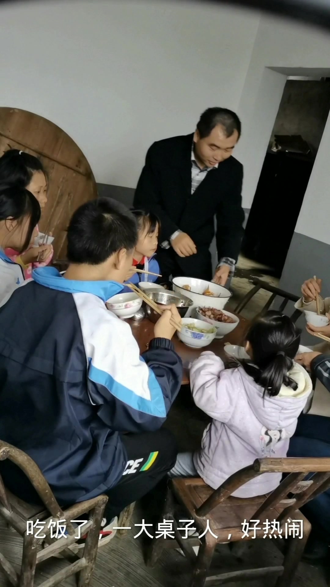 立冬又降温了,你们都吃点啥呢?来来来我们吃酒蒸鸡哦!