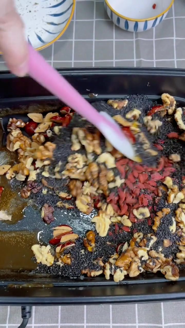 红枣核桃黑芝麻糕的做法。