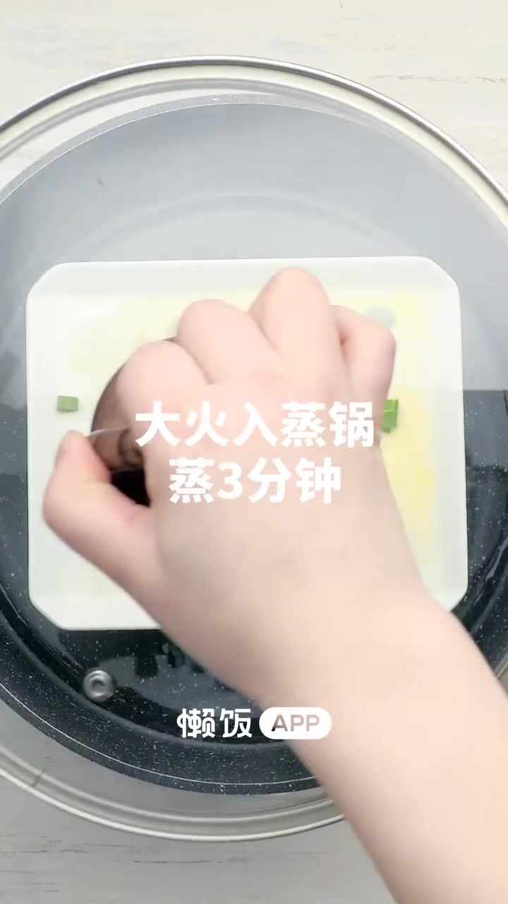 【鸡蛋虾仁肠粉】6分钟就搞定!嫩滑爽口的肠粉裹着鸡蛋,加上内馅里Q弹的虾仁,再配上灵魂酱汁