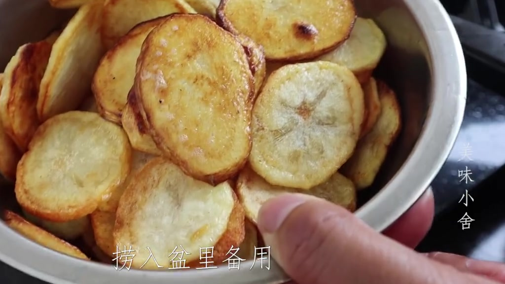 家常版干锅土豆片的做法,香辣爽口过瘾,好吃不油腻,做法超简单 ! 