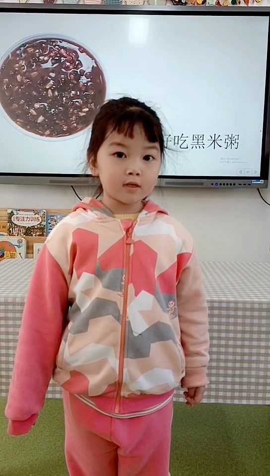 幼儿园中班女孩的餐点播报,自信满满!赢得掌声