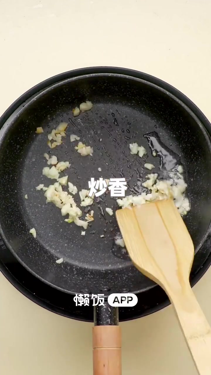 【海带嫩牛汤】天冷了,下班来碗好喝的热汤暖暖吧~ 十几分钟,两种食材就能搞定!一口鲜嫩的牛
