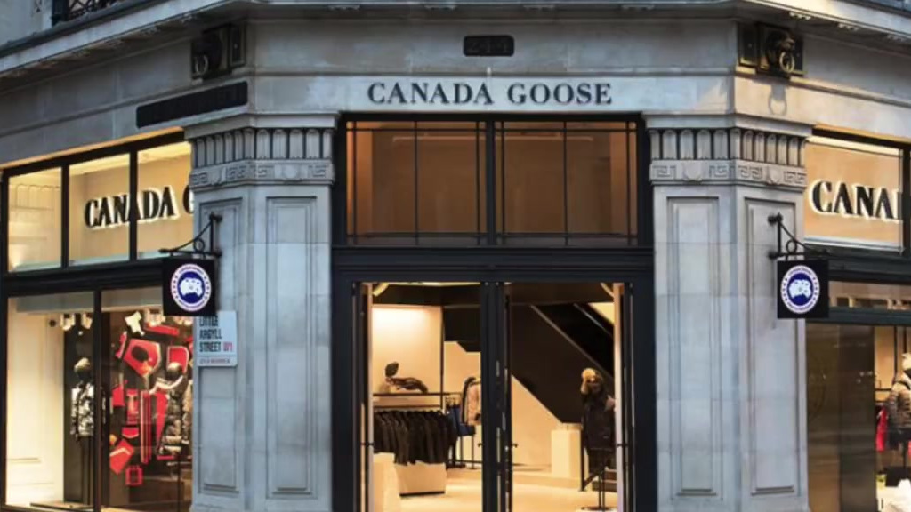 【#加拿大鹅口罩售价高达千元#】上一个冬天曾经被“抢断货”的加拿大鹅,近日在国内首发了其鞋