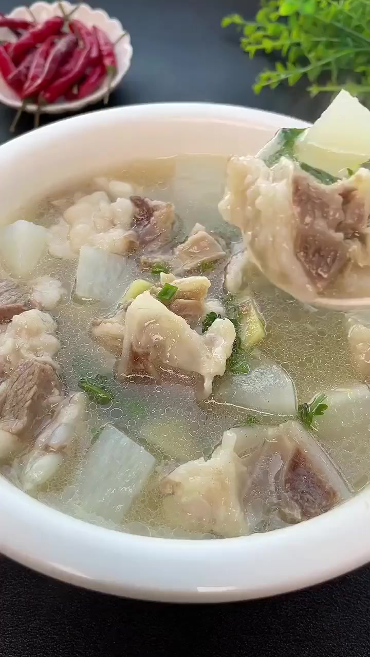 又到了吃羊肉的季节,今天分享一道清炖羊肉萝卜汤的做法,不膳不柴,鲜美又营养via: