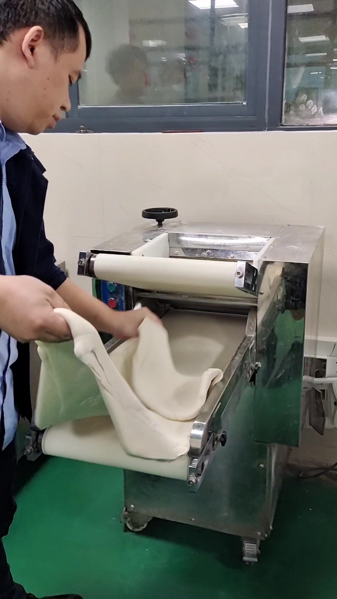 店里面如何摆放和面机压面机