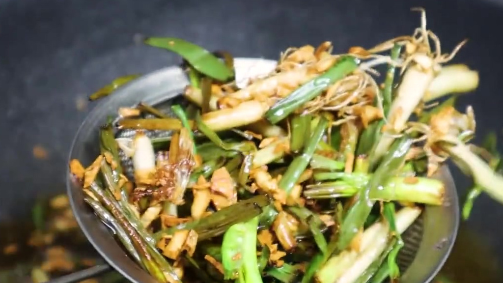 这才是葱油拌面正确做法,简单一拌葱香浓郁 葱油拌面 美味食谱 面食 早餐 烹饪技巧 这才是