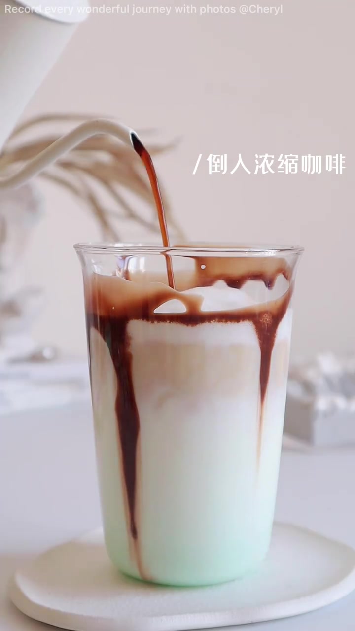 暖冬热饮☕薄荷巧克力拿铁????暖意中带着清凉 #想入啡啡杯  #小红书灵感咖啡节  #打工人的