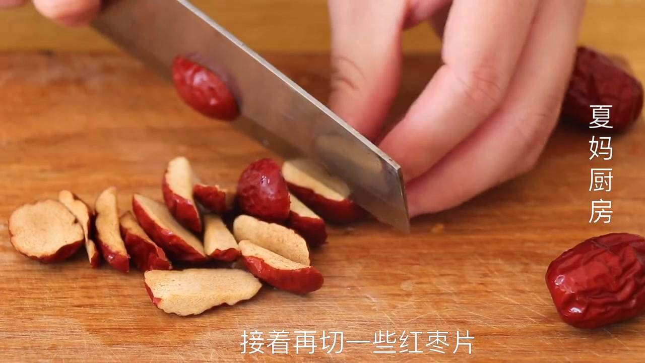 【银耳桃胶木瓜牛奶羹】最近几天,广东太干燥了,小仙女们不妨尝试下银耳桃胶,以及搭配简单的红