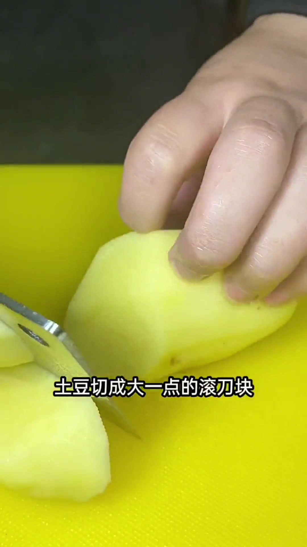 小鸡炖干豆角家常做法。