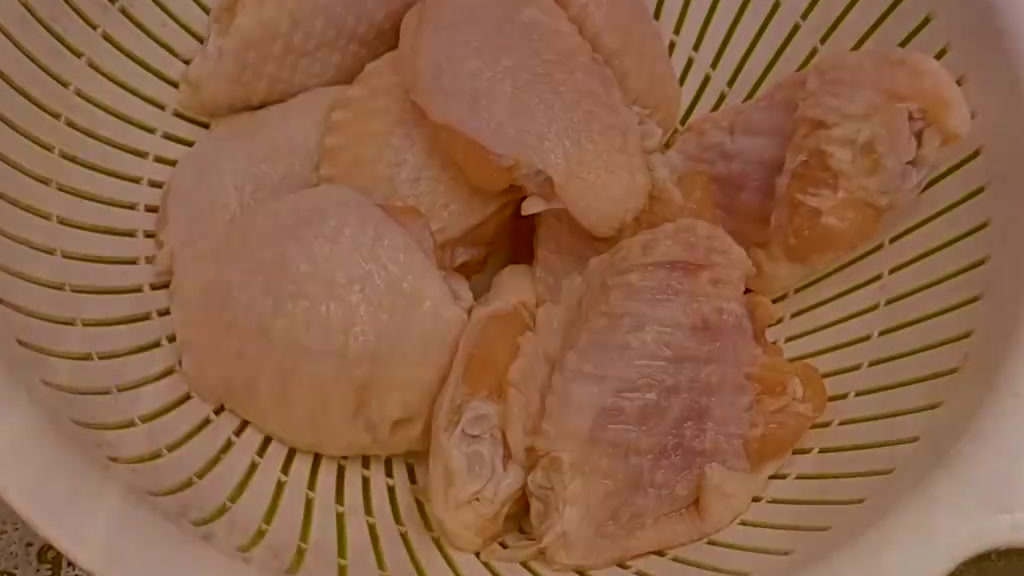 湖北人也能爱上的广式盐焗鸡翅,做法来喽! 盐焗鸡翅做起来太简单了,配料:葱姜、料酒、盐焗粉