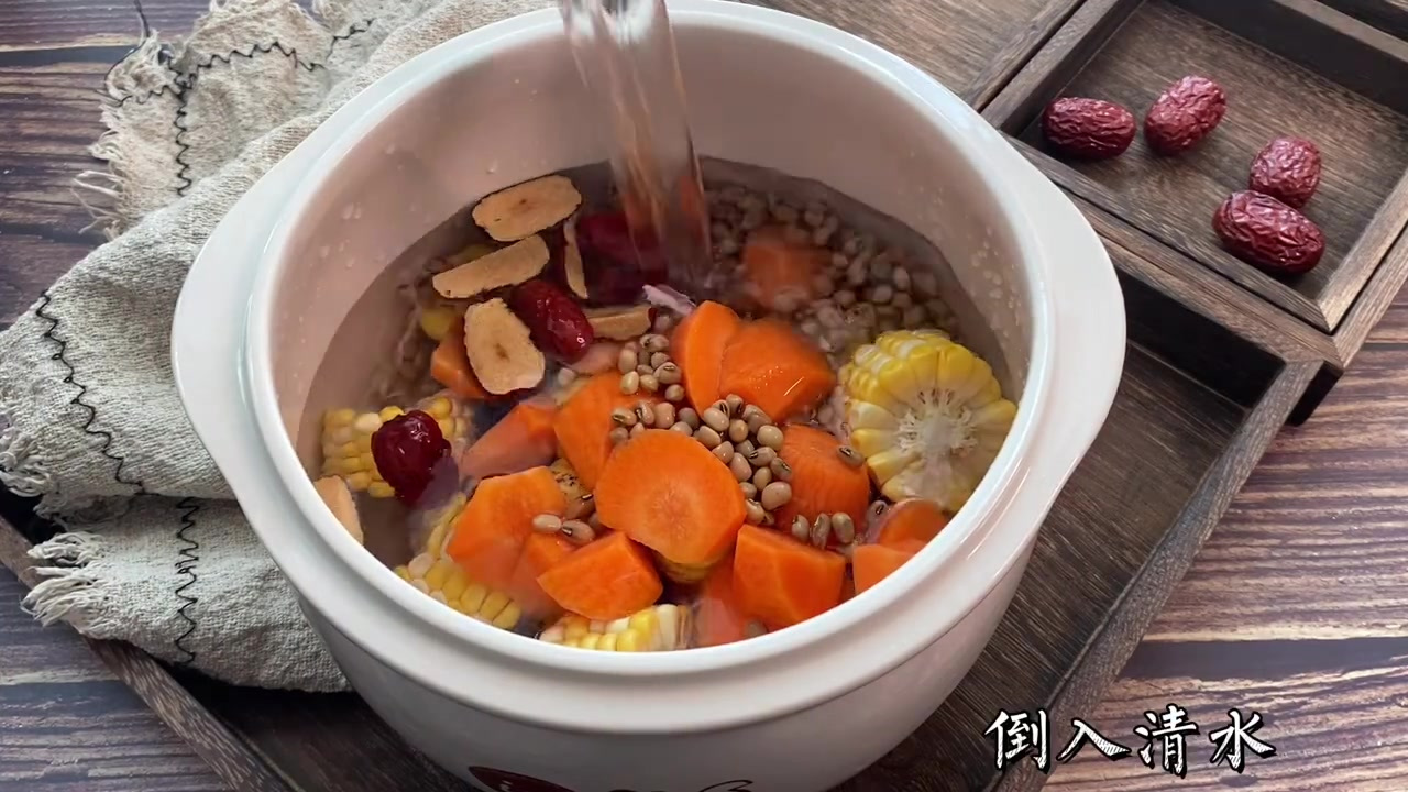 秋冬家常汤～眉豆板栗猪骨汤,健脾养胃又祛湿 今日汤品分享～ ???????????? 眉豆板栗猪骨汤 材料: