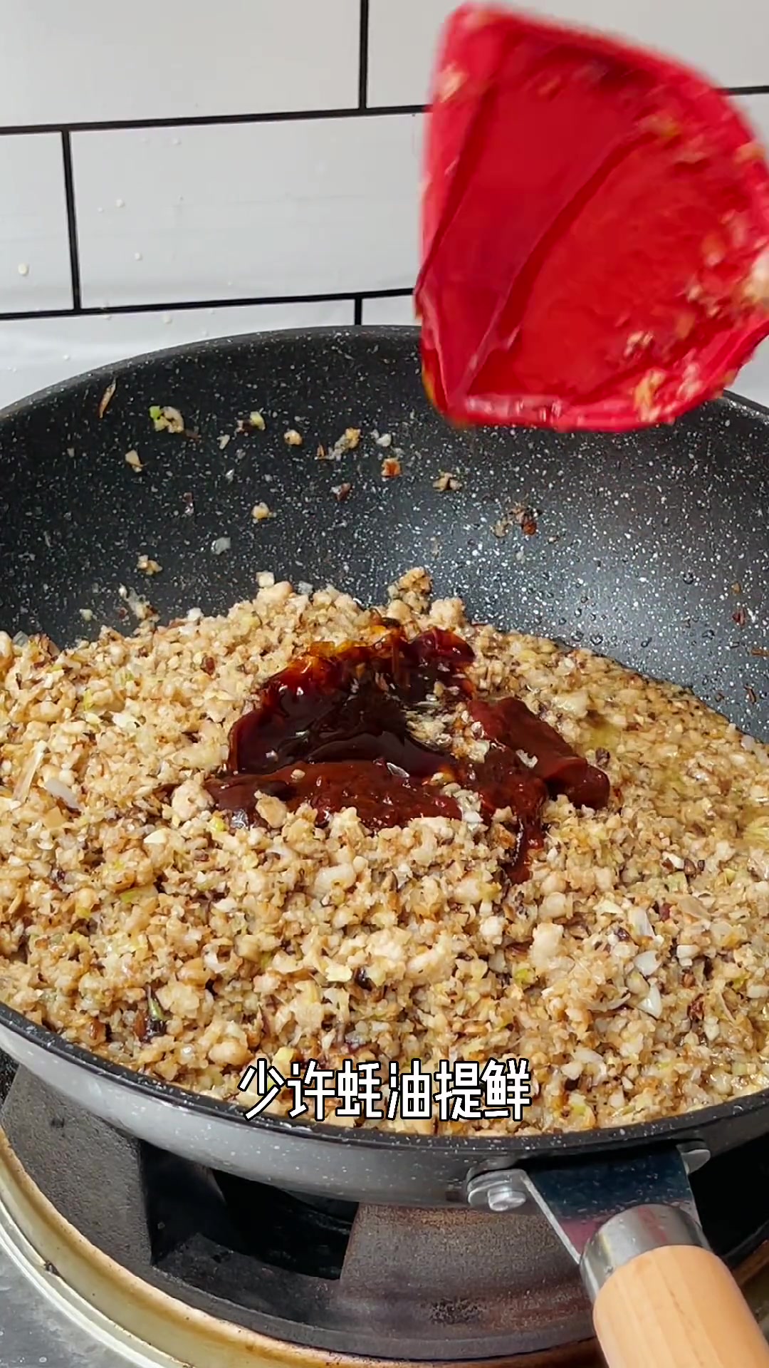 怎样做炸酱面的酱家常做法视频?