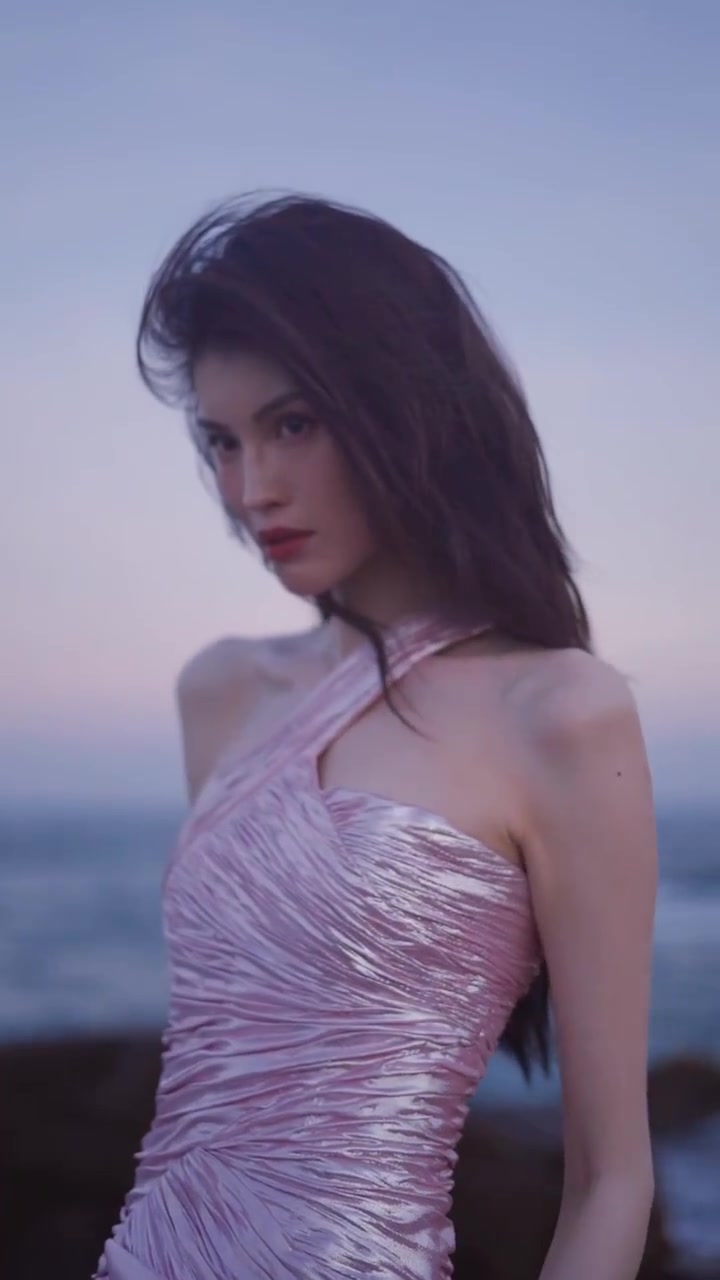 何穗一身粉色珠光美人鱼造型,高级又美丽,在逃美人鱼公主～