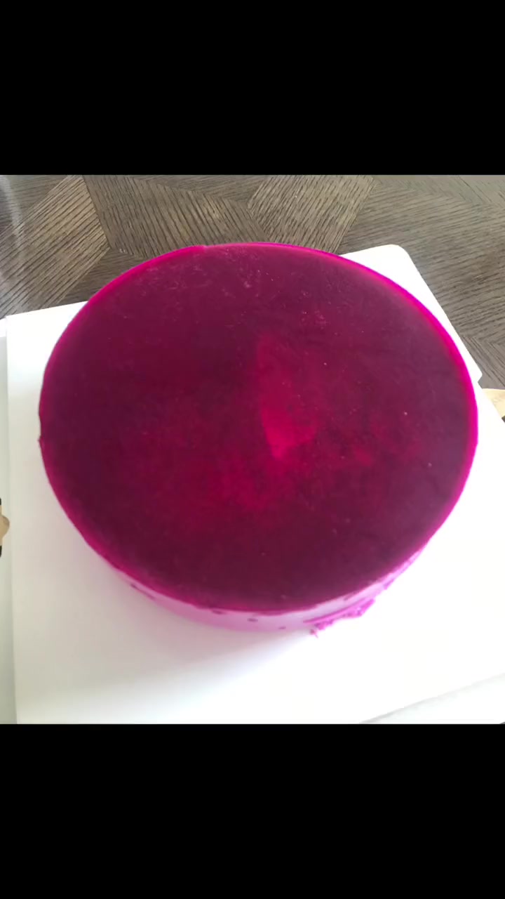美味可口火龙果慕斯蛋糕