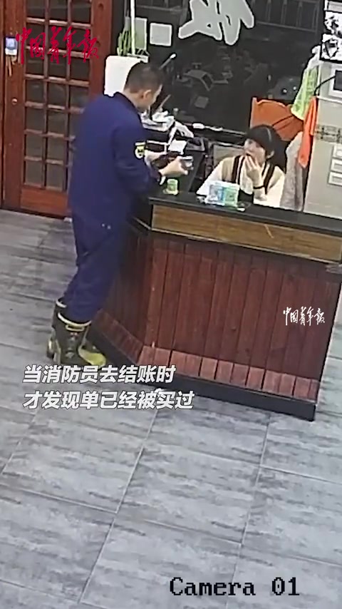 消防员凌晨出警归来去粥铺吃饭,中途一名大哥悄悄把账结了