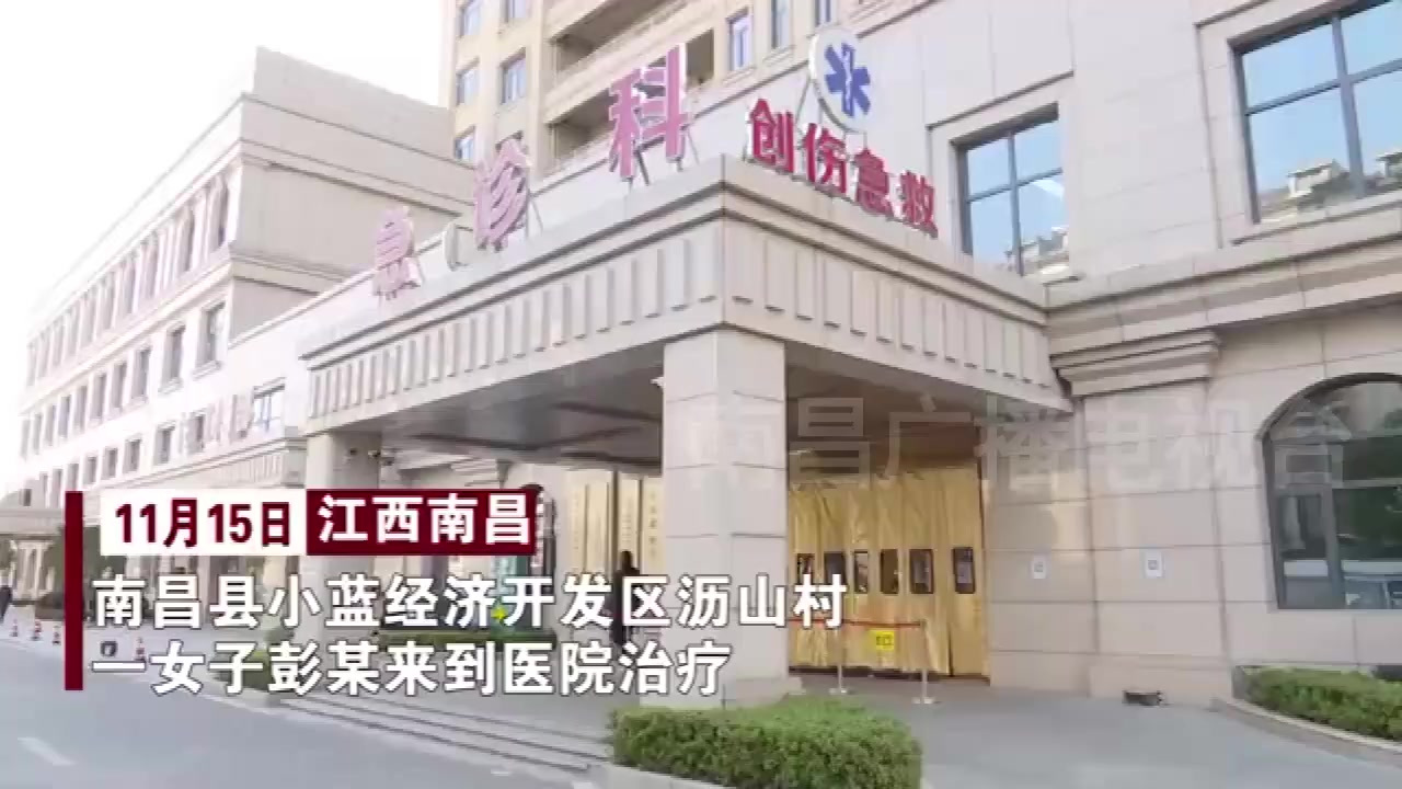 【女子帮邻居绞香肠不慎绞到自己手】11月15日,南昌县小蓝经济开发区沥山村一女子彭某来到医