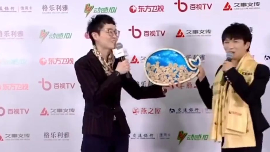 红鲤鱼,绿鲤鱼,周深与鱼～今年粉丝给卡布叻_周深送鱼,从《大鱼》到《化身孤岛的鲸》,周深和