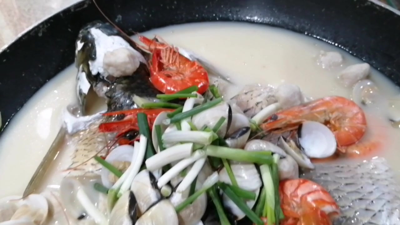 #测评家乡特色小吃# 北部湾海鲜和西津水库鱼,让这道海鲜大盘鱼鲜美无比,大咖们太喜欢西津生