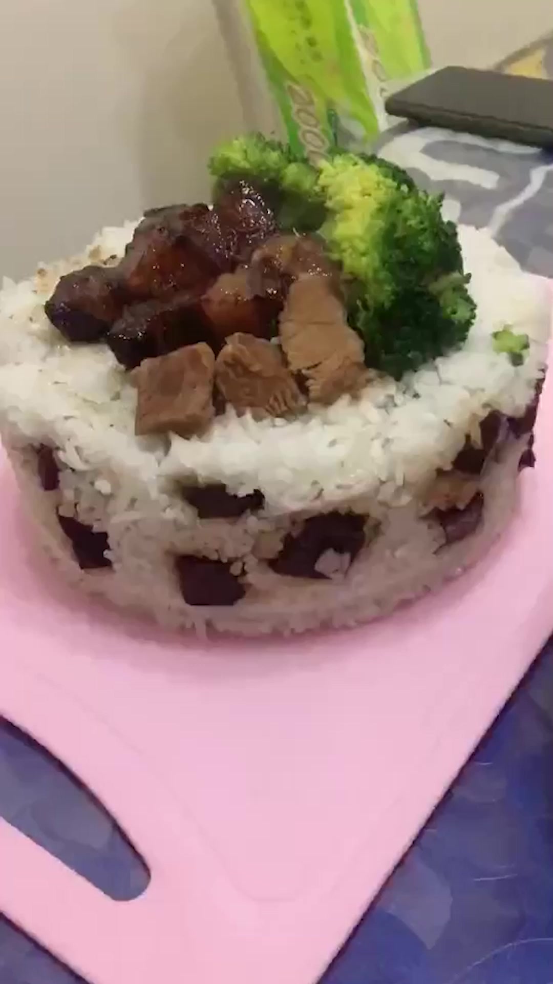 四川锦阳一男子过生日,朋友送特制“扛饿”蛋糕