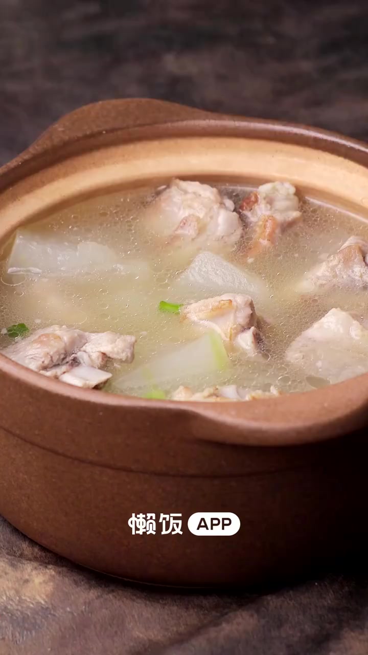 #美食武汉#【冬瓜排骨汤】好喝暖胃的养生排骨汤来啦~ 有肉有菜还不腻,营养搭配超全面!首先