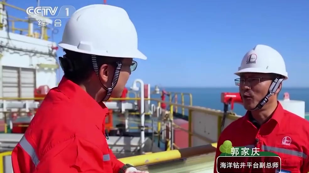 【大开眼界!石油是五颜六色的】石油是我们非常熟悉的一种物质。黑色、咖啡色、巧克力色……这些