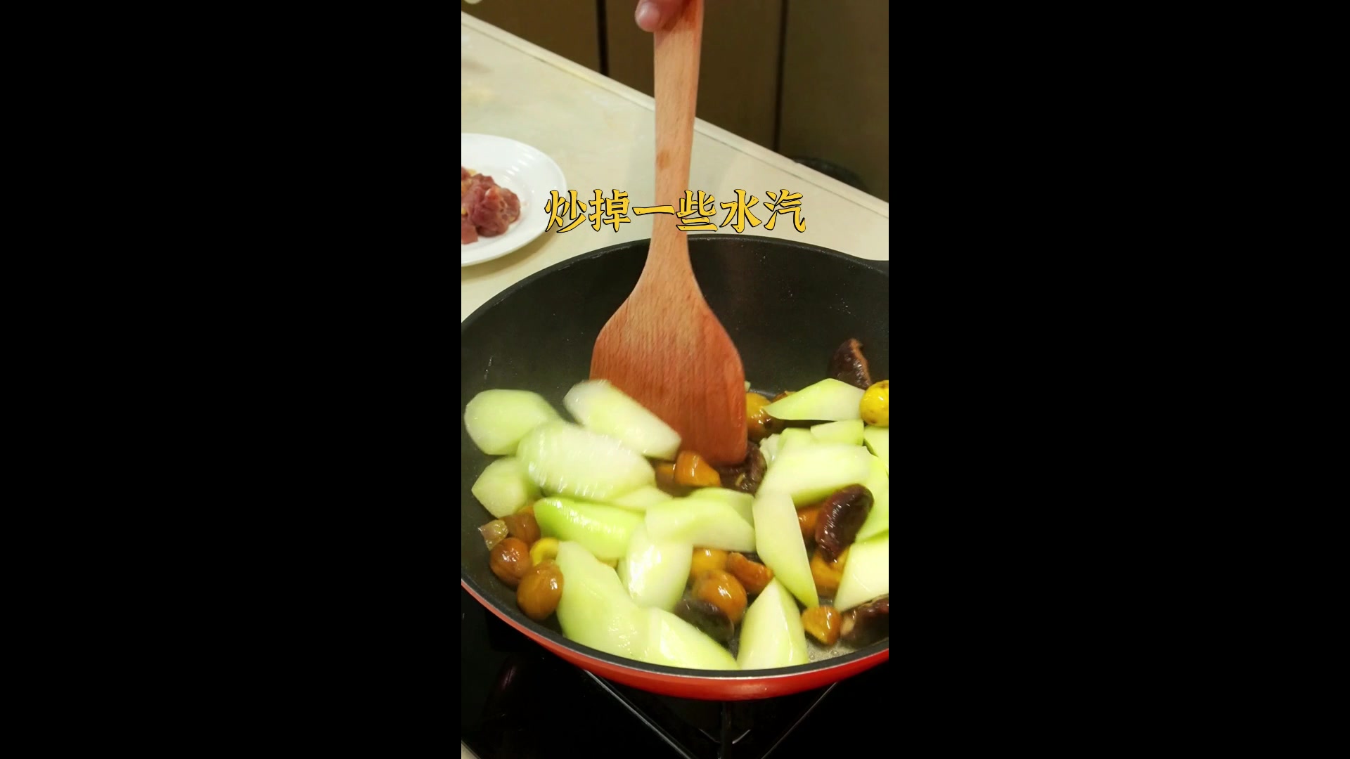 「潮菜叶飞」现在正式芥兰头大出时,搭配板栗做个爽滑清甜的煲