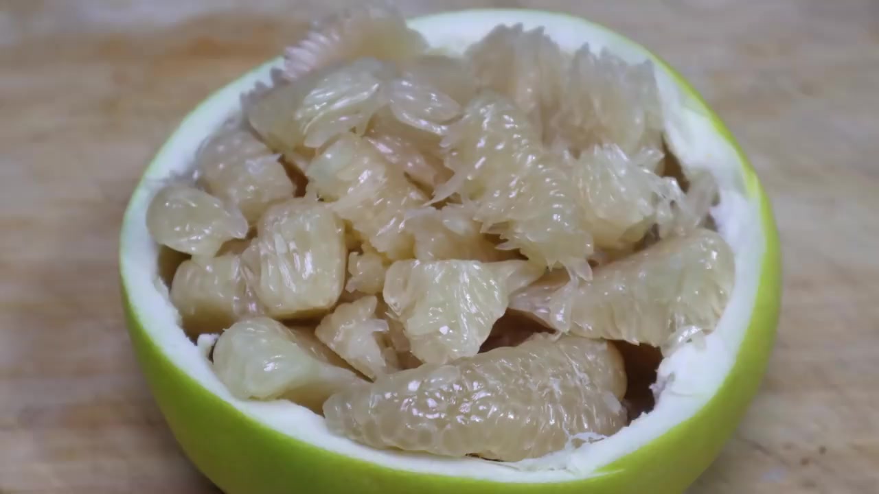今天才知道柚子应该这样剥,简单快速又干净 柚子 水果 美味食谱 生活妙招 小技巧 今天才知