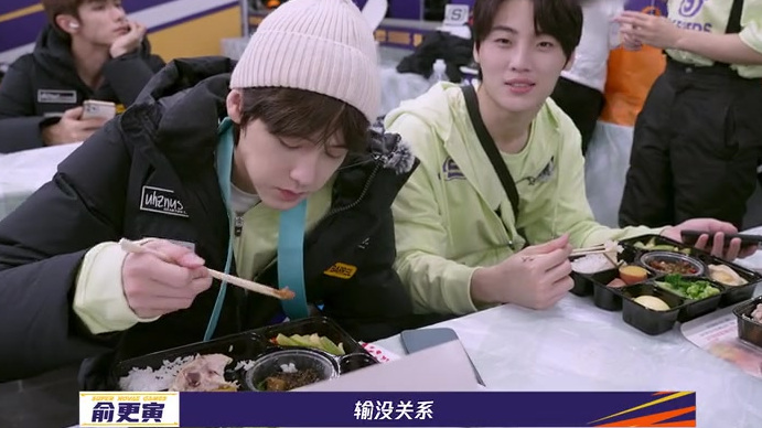 #超新星运动会#要想发挥好,干饭少不了????广东队运动员们吃饭简直太香了!俞更寅还发射了名言“
