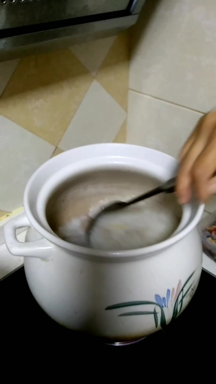 中午饭,就简简单单煮顿青螺瘦肉猪肝粥就解决了