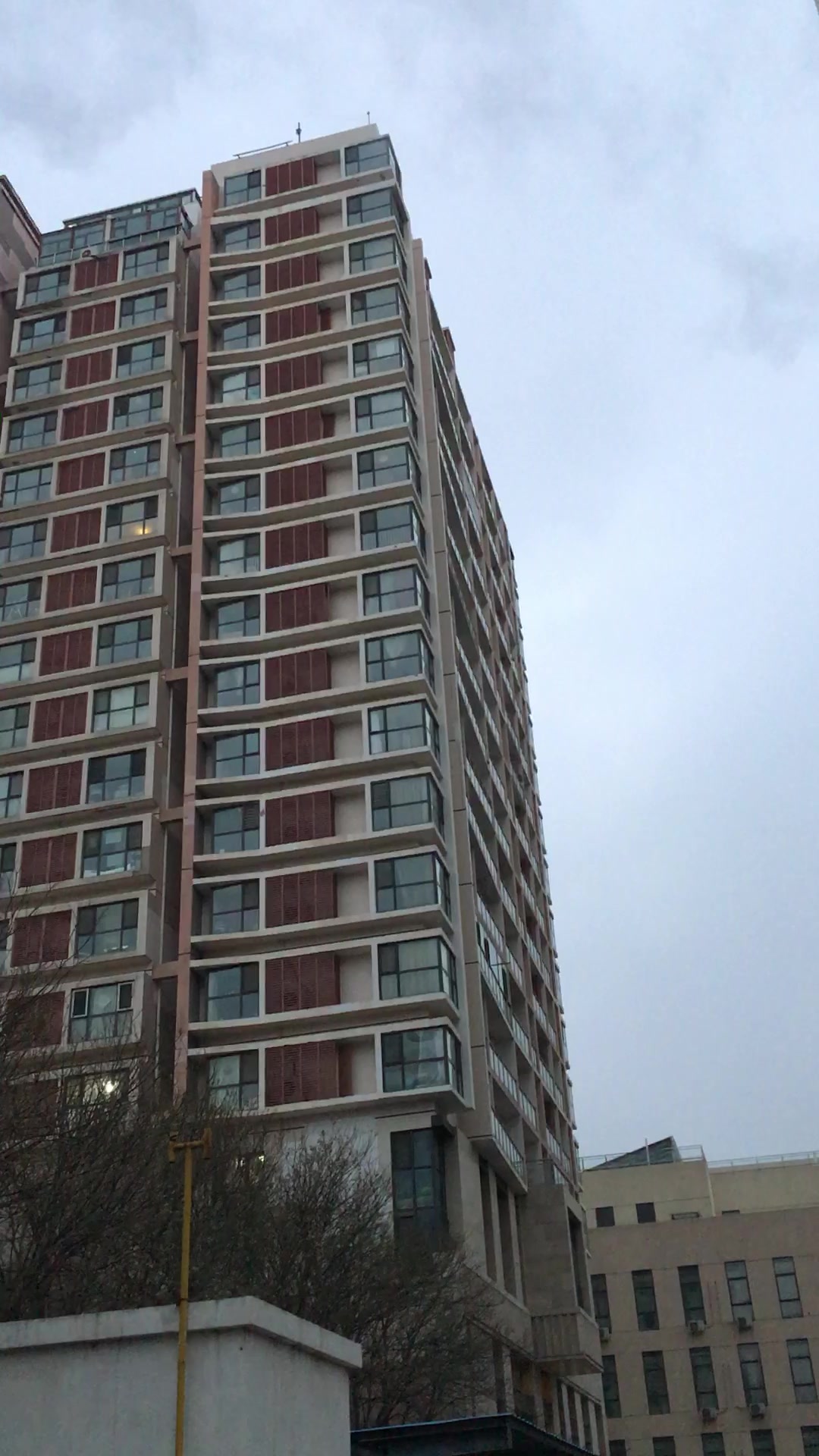 富力自习室的上空厚厚的云层笼罩,太阳躲在云里,东方已经鱼肚白