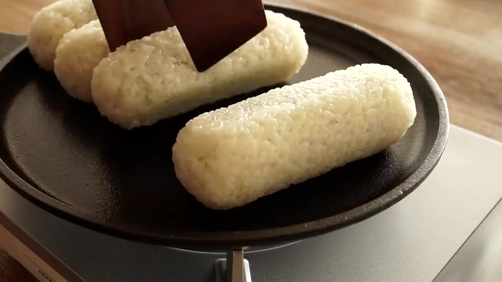 5分钟教你用烤肠、米饭、芝士、芝麻油、酱油、蜂蜜、海苔、做美味的米热狗~啊 看上去好好次ლ