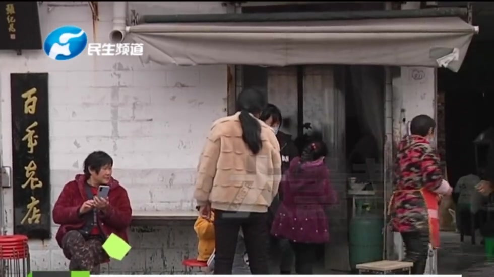 【胡辣汤店老板因摘掉逍遥镇门头哭了:心里跟针扎了一样】最近,大参考报道的焦作四五十家胡辣汤