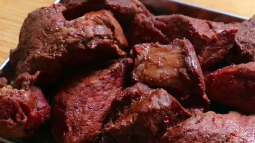 【秘制卤酱肉做法】用5斤猪肉在家自制卤酱肉,配料简单,酱香浓郁,比卤牛肉还香!