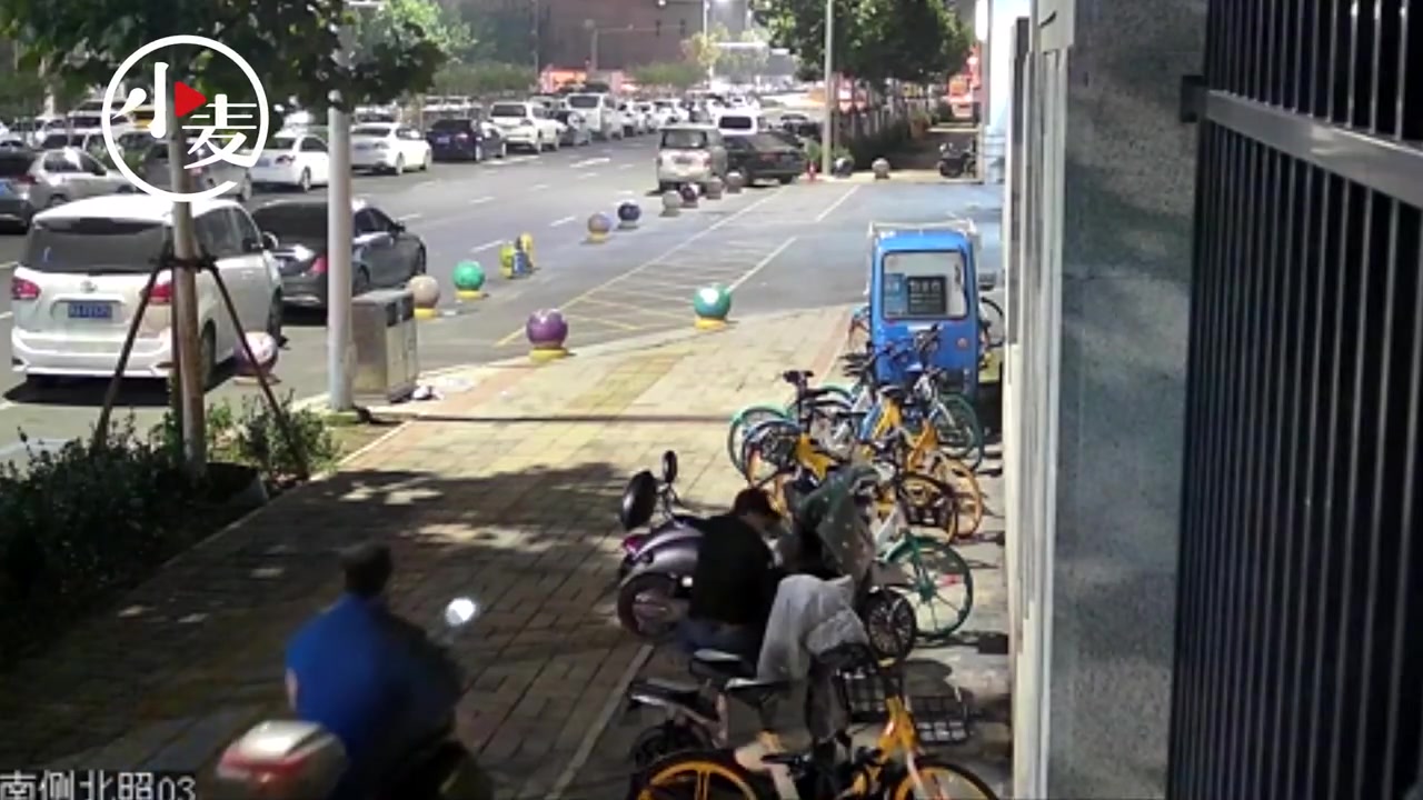 两男子盗窃电动车电瓶用外卖箱掩人耳目【两男子盗窃电动车电瓶装进外卖箱掩人耳目  一个外卖箱