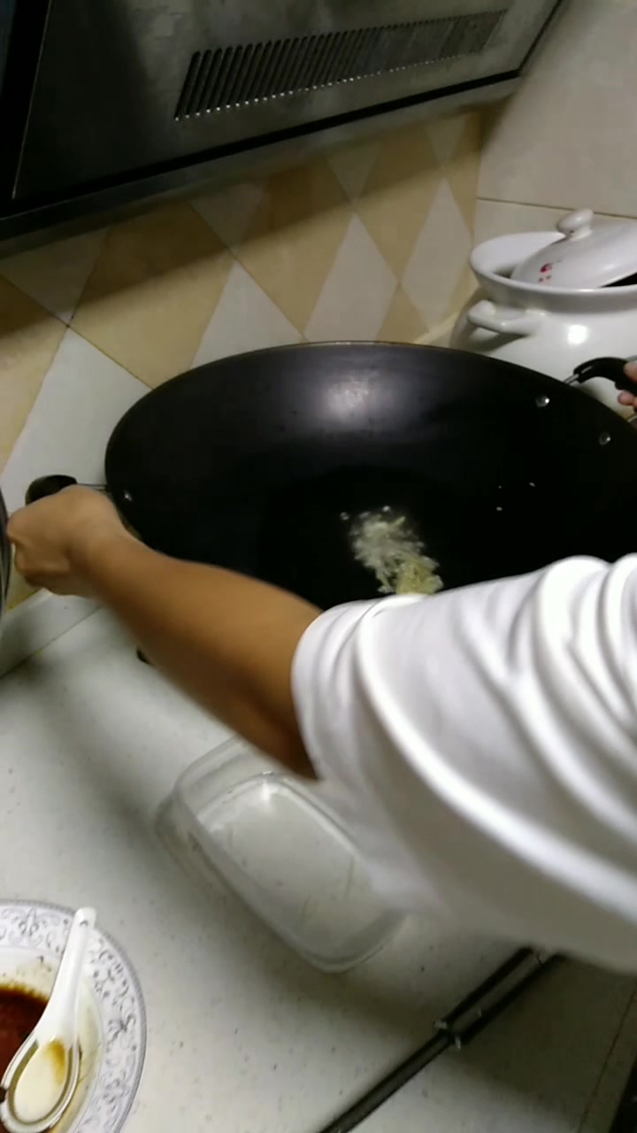 她说要减肥喔,今晚就吃爆炒小白菜,太会把持家了!