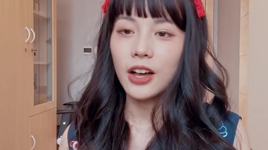 时光特派员梁田-Eliza 给黄婉秋送上了一份礼物:是和大孙女黄如秋视频连线!她不禁落泪深