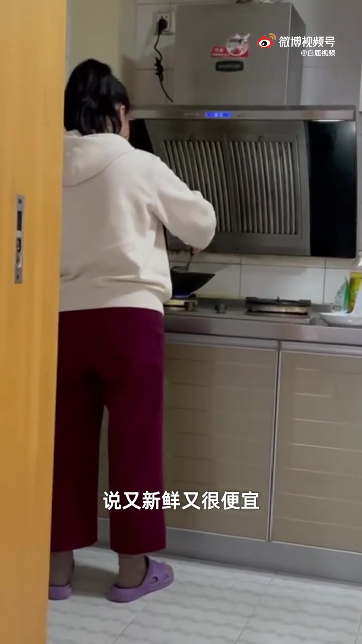 【当妈妈知道你馋了!女子连吃一个月红烧肉胖15斤】 近日,湖南长沙的温女士在网上晒出自己连
