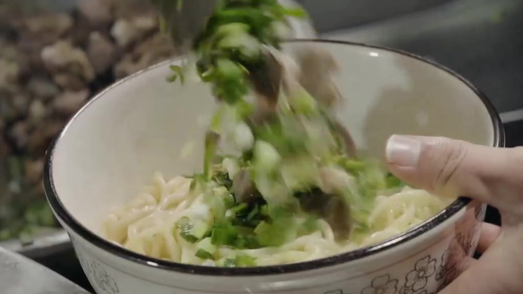 在国内牛肉敞开吃!说到霸屏牛肉面界的传奇,一秒想到的肯定是兰州牛肉面。在兰州,当地人是不认