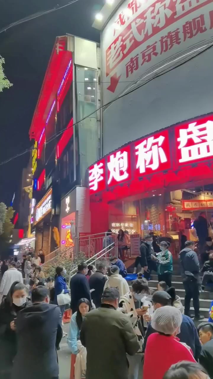 这里挤满了人,李炮麻辣烫,这是我开的店,大家觉得1年能赚多少