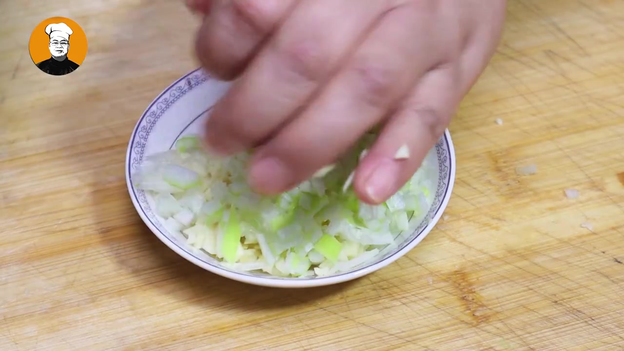 卷心菜炒粉丝怎么炒才好吃?教你饭店做法! 卷心菜炒粉丝 美味食谱 家常菜 下饭菜 烹饪技巧