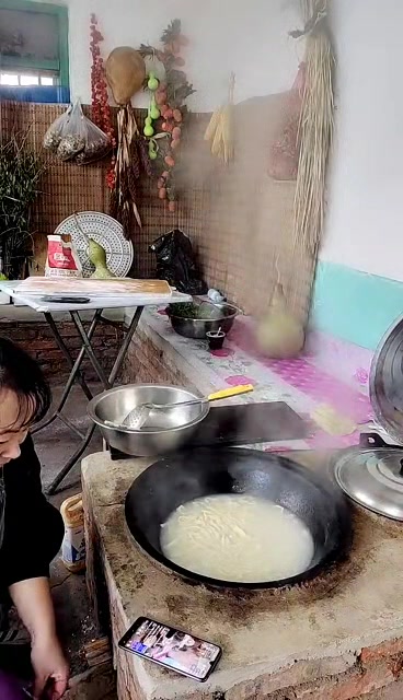 大漂亮手擀面下锅了