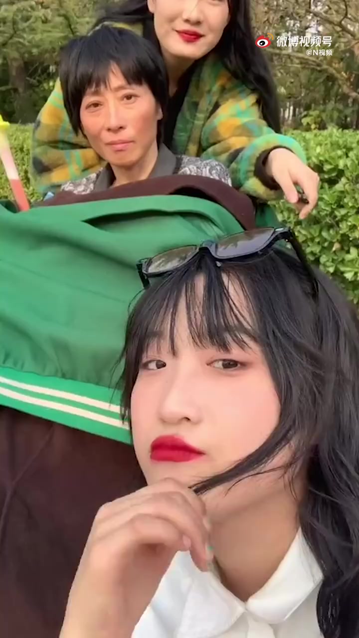 【19岁女孩拍下与妈妈的最后一年】山东青岛,因妈妈突然患病成半植物人,19岁女孩休学一年陪