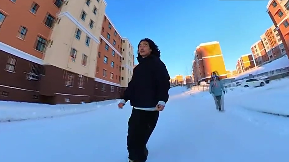 【在新疆小区能滑雪买早餐】近日,新疆阿勒泰市普降大雪。有滑雪爱好者在小区,踩着滑雪板穿梭滑