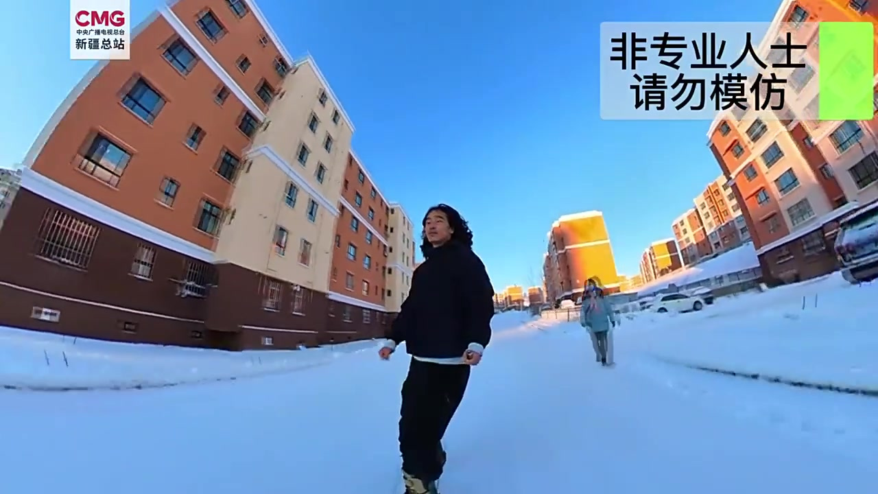 【在新疆小区能滑雪买早餐】近日,新疆阿勒泰市普降大雪。有滑雪爱好者在小区,踩着滑雪板穿梭滑