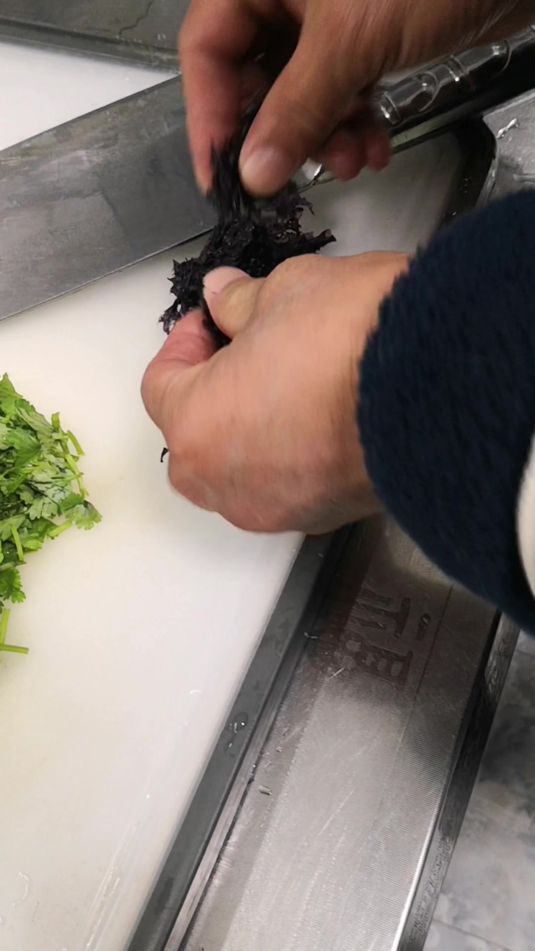 用西红柿、鸡蛋、紫菜和香菜做锅汤喝味道鲜