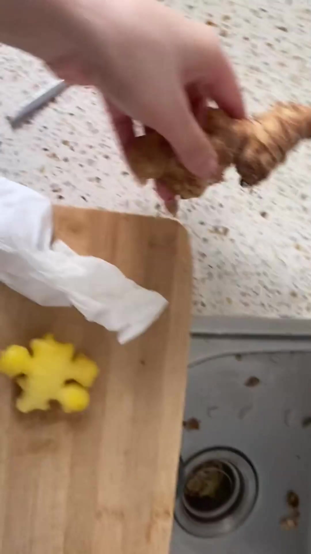 煮姜汤之前,没想竟发现了一个小妙招,剥掉皮之后简直太漂亮!